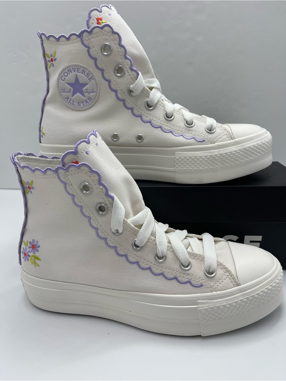 Converse CTAS LIFT HI
VINTAGE WHITE/VIOLET HEAT Platform Sneakers Lavender Trim